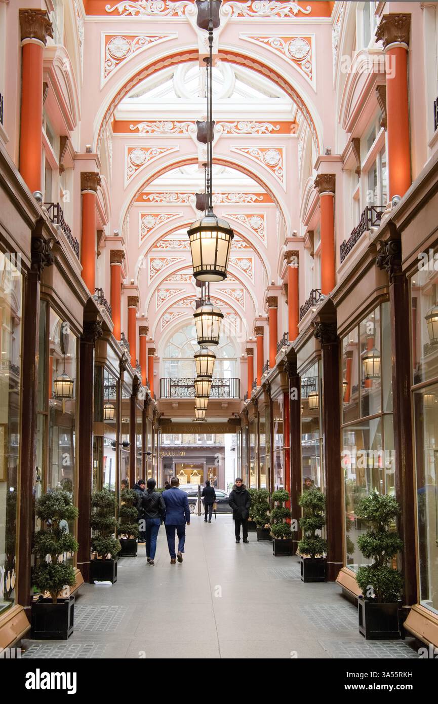 Interno della Royal Arcade, una galleria di negozi vittoriana con lampade a lanterna a Mayfair a Londra Foto Stock