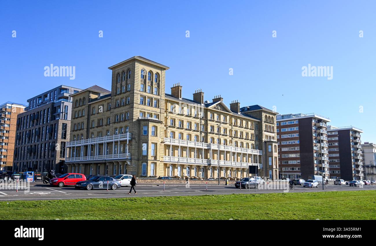 Gli appartamenti Kings House sulla Grand Avenue , Hove sono un edificio classificato Grade II che in precedenza era usato come uffici dal Consiglio comunale di Brighton e Hove. Foto Stock
