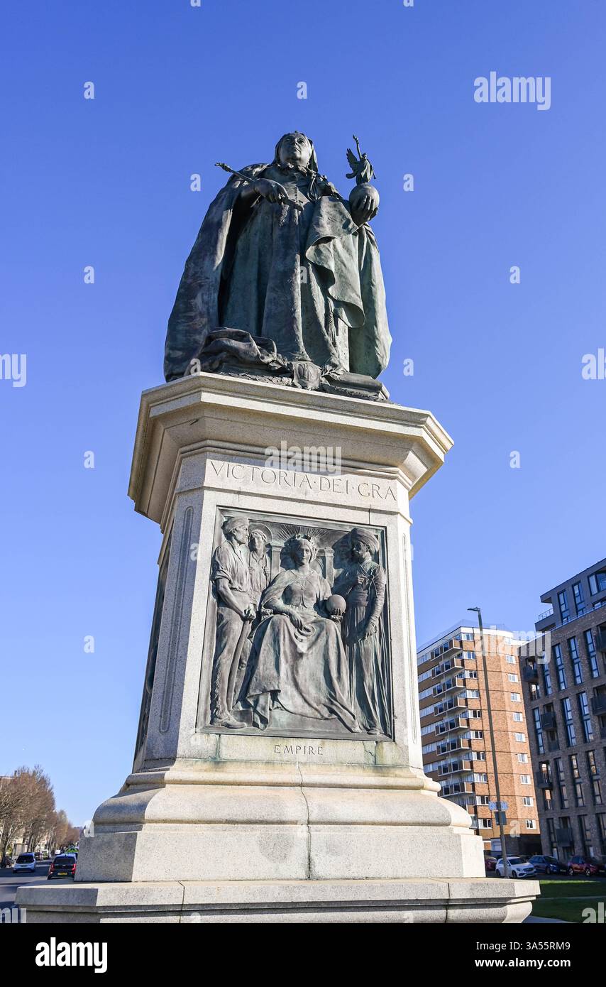 La statua commemorativa della regina Vittoria in fondo alla Grand Avenue Hove di Thomas Brock, inaugurata nel 1901 Foto Stock