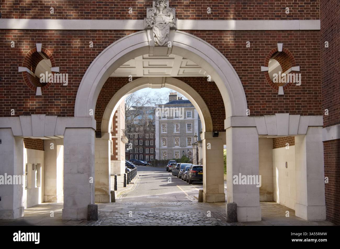 Arcata sulla Crown Office Row che separa Middle Temple e Inner Temple nelle Inns of Court nell'area Temple di Londra Foto Stock