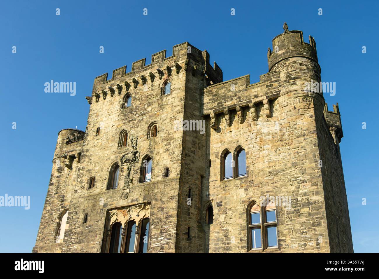 Il castello di Hylton rimane conchiglia di una porta del castello a 4 piani del XIV secolo con l'emblema di Riccardo II sul cancello. sunderland Tyne & Wear regno unito Foto Stock