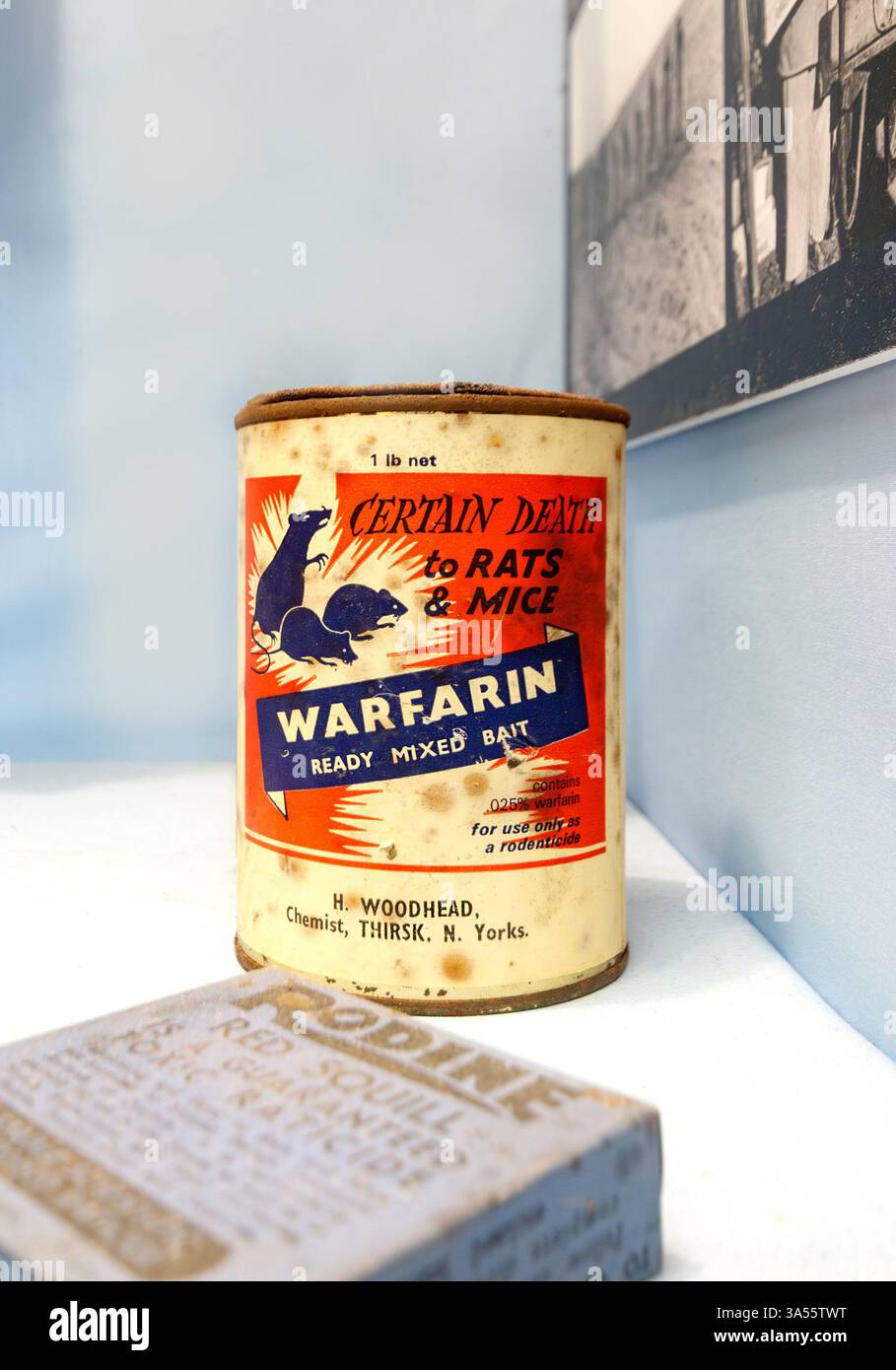 Barattolo d'epoca di warfarin ratto veleno mostra al NELSAM North East Land Sea & Air Museum - ora usato medicalmente come fluidificante del sangue Foto Stock