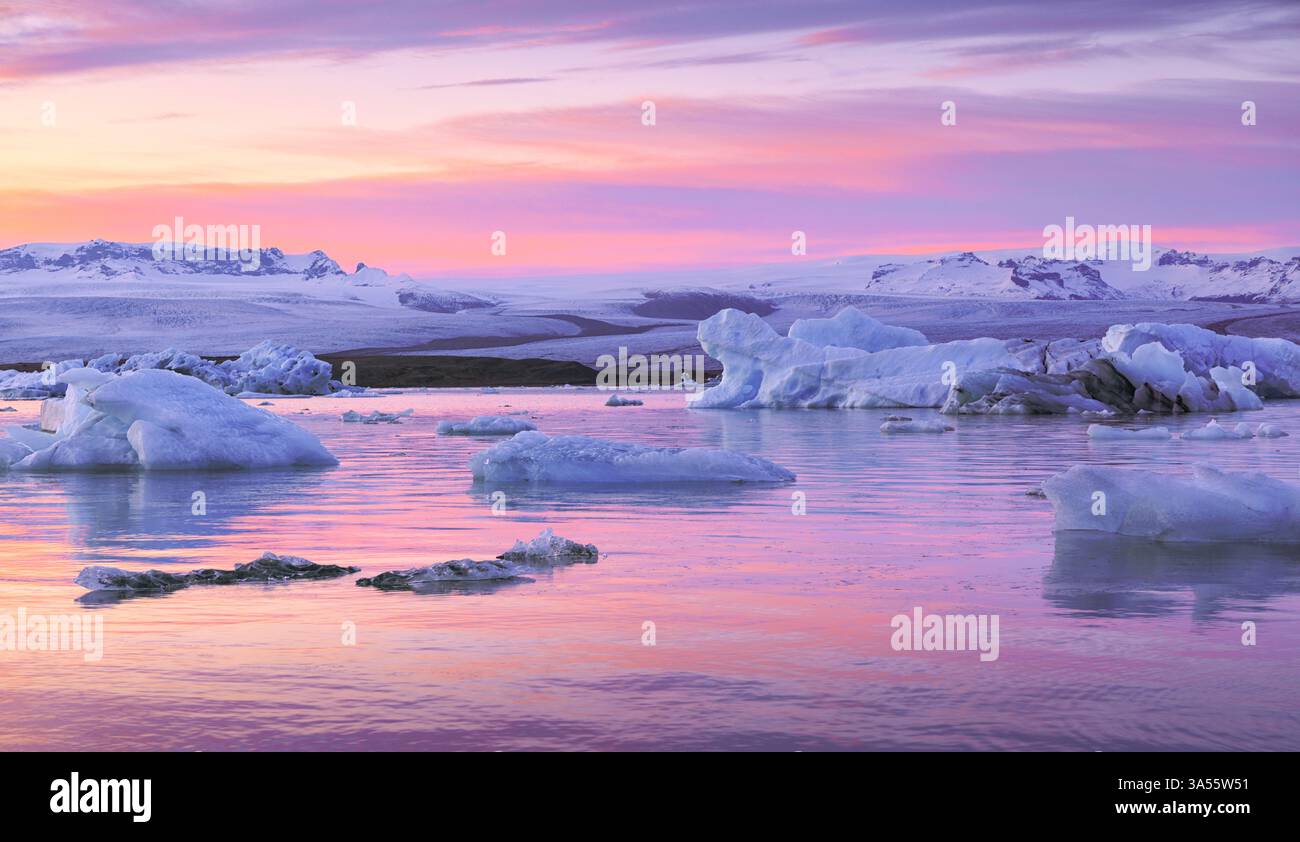Iceberg in una laguna glaciale in Islanda al tramonto con splendidi colori nel cielo Foto Stock Iceberg in una laguna glaciale in Islanda al tramonto con splendidi colori nel cielo Foto Stock