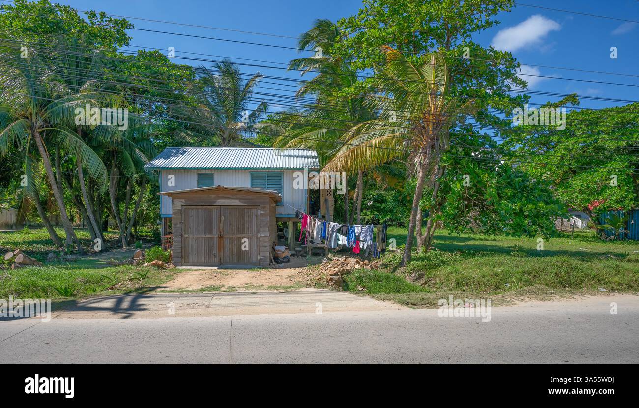 Piccola casa tradizionale con lavanderia appesa a Flowers Bay, Roatan, Honduras Foto Stock