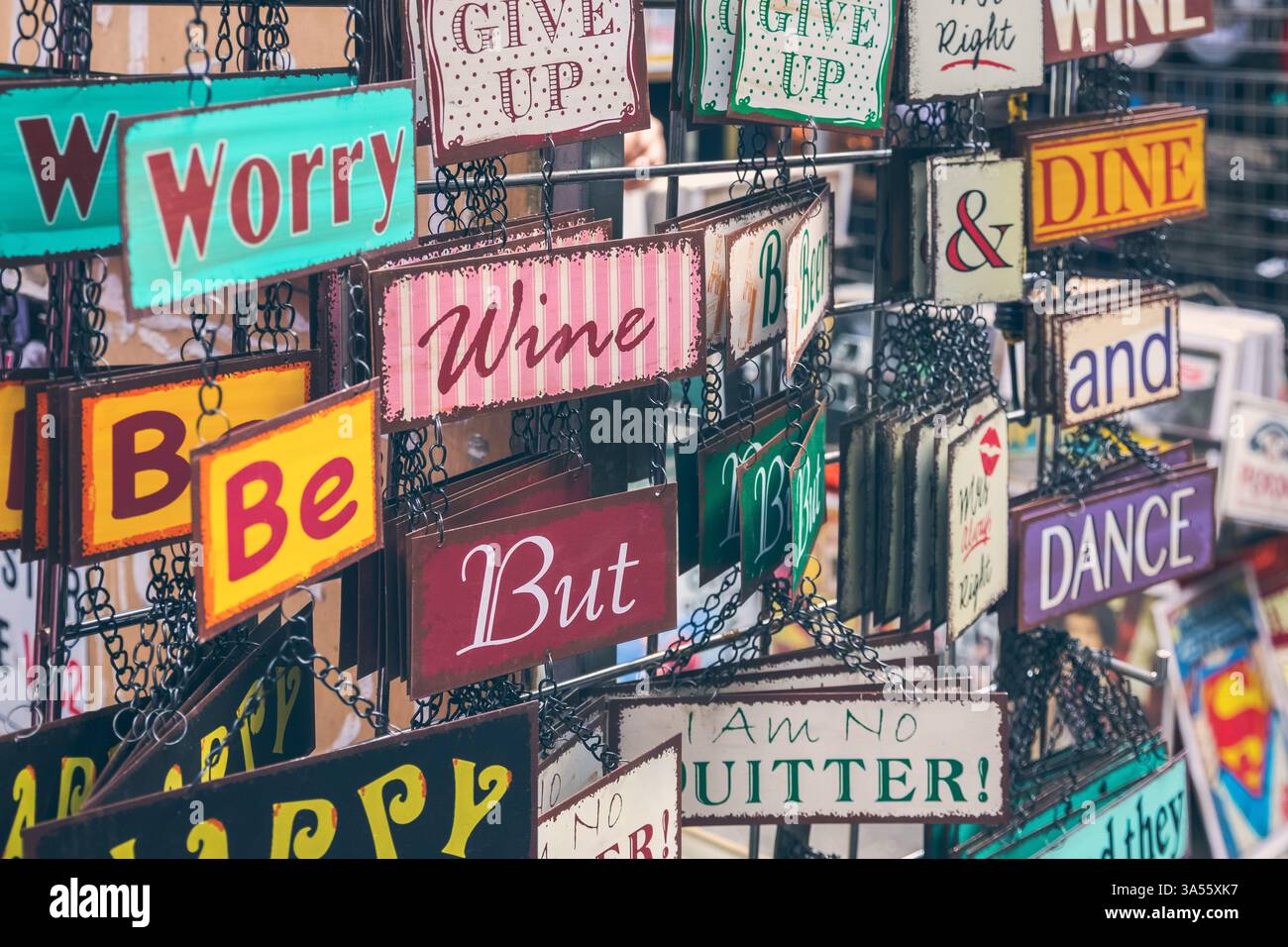 Cartelli decorativi con testo in mostra al Brick Lane Market di Londra, Inghilterra Foto Stock