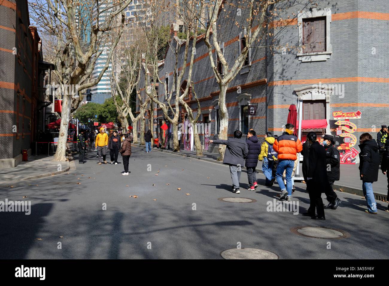 Pedoni che camminano attraverso l'area Xiantandi di Shanghai, Cina Foto Stock