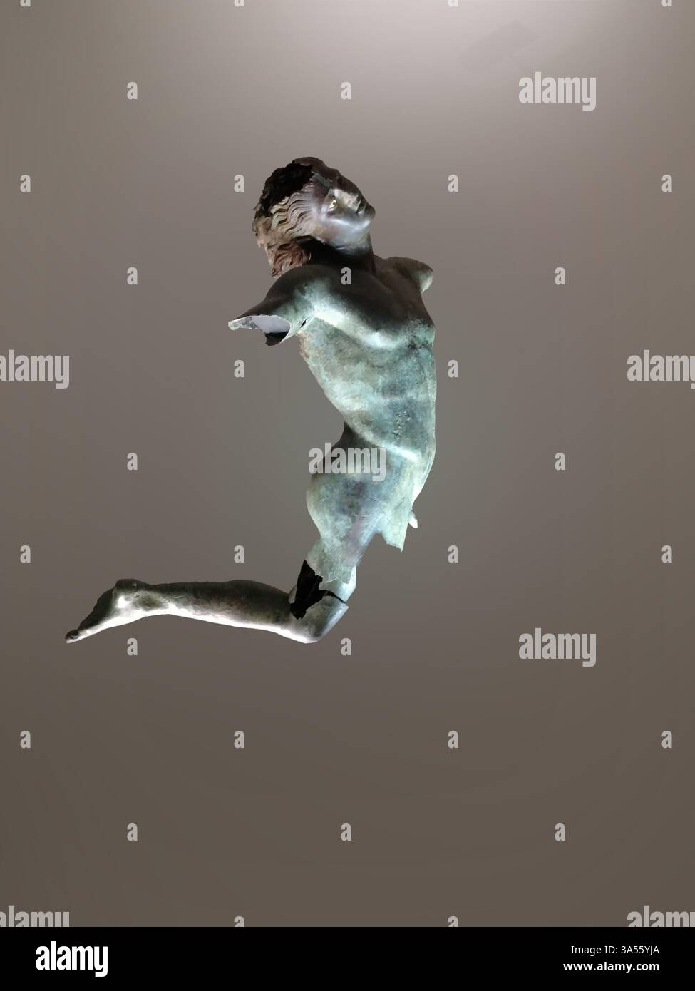 La scultura Mazara del Vallo 1998, nota anche come la statua in bronzo del satiro danzante, è esposta nel Museo del Satiro Danzante in Sicilia. Il Satiro Danzante è una straordinaria opera di scultura greca, alta circa 6,5 metri e del peso di circa 212 libbre, risalente alla fine del IV secolo a.C. al III secolo a.C. durante il periodo ellenistico. Si ritiene che appartenga alla scuola del famoso scultore Praxiteles. La scoperta della statua è avvenuta in due fasi ed è stata del tutto accidentale. Nel 1997, la nave da pesca Capitan Ciccio, con base a Mazara, guidata dal capitano France Foto Stock