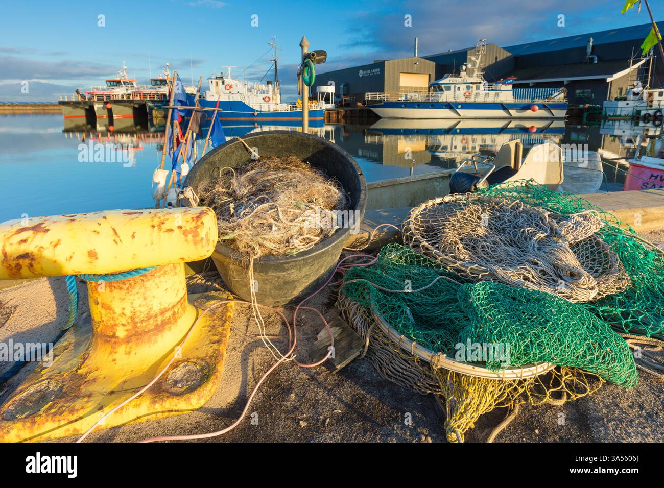 Un pittoresco porto in Danimarca con colori vivaci e barche per la pesca in mare Foto Stock Un pittoresco porto in Danimarca con colori vivaci e barche per la pesca in mare Foto Stock