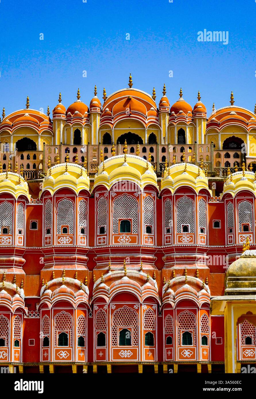 Hawa Mahal, facciata storica del palazzo a Jaipur, Rajasthan, India, che mostra finestre ornate in arenaria rosa e architettura tradizionale Rajput. Foto Stock