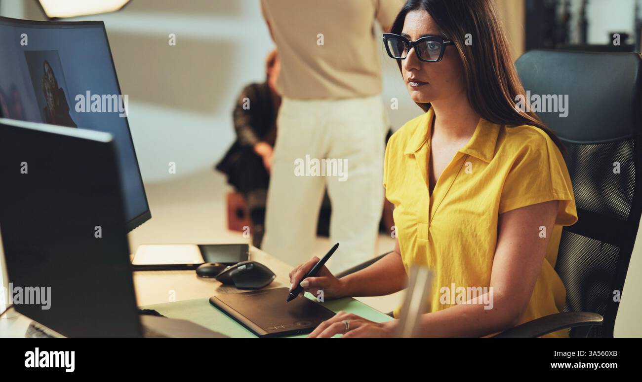 Editor di arte, donna e fotografia su computer con software di post-produzione su tablet grafico. Studio, ritocco di immagini e design creativo per Foto Stock