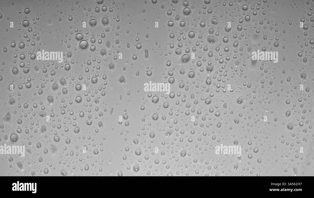 Gocce d'acqua su sfondo grigio, immagine astratta delle goccioline Foto Stock