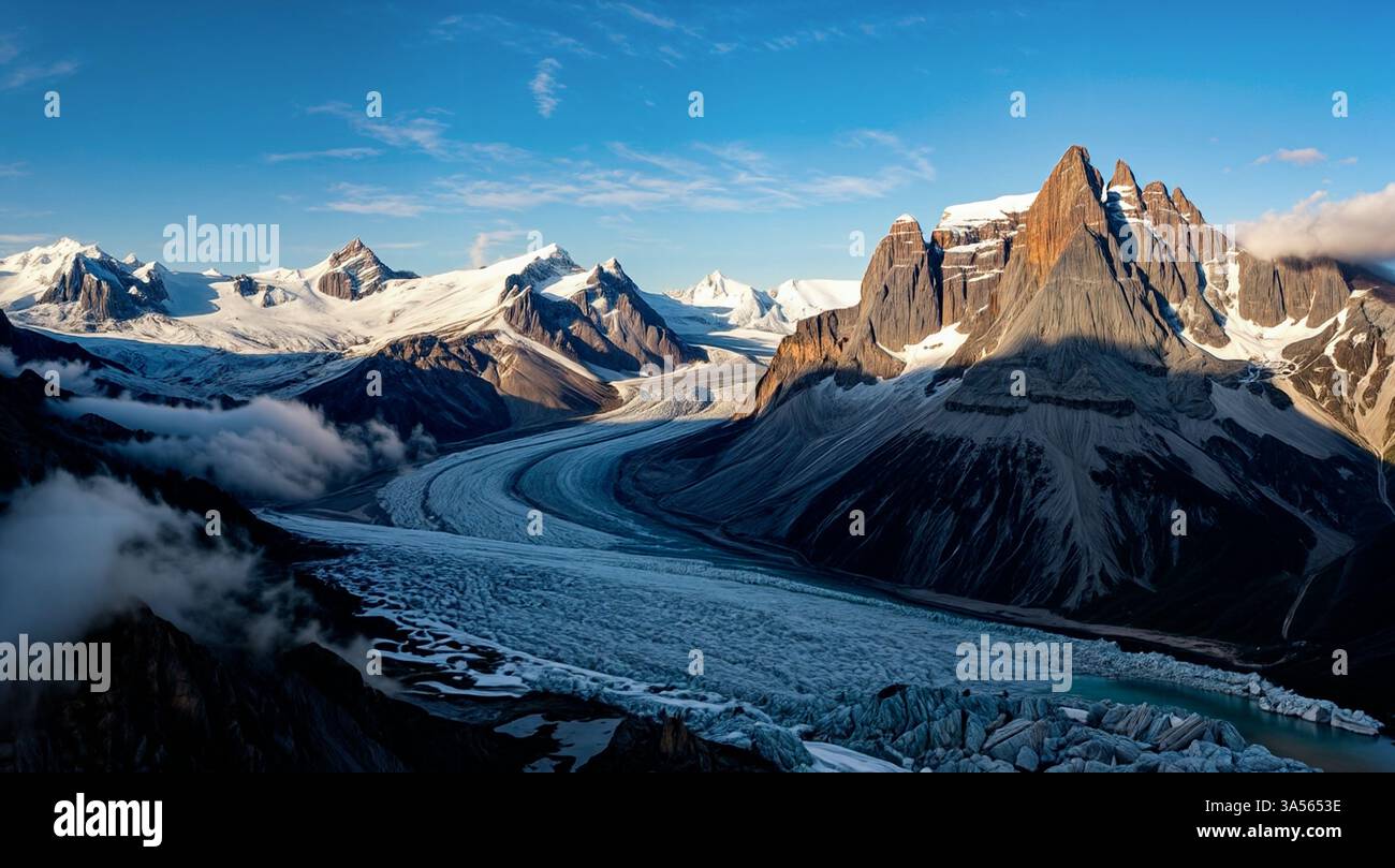 Una catena montuosa generica con ghiacciai e montagne innevate. Foto Stock