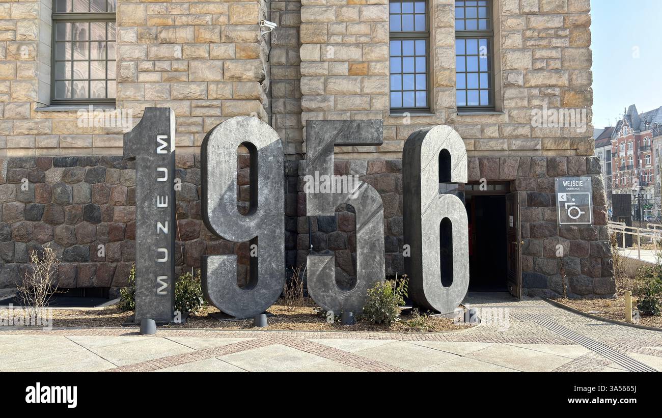 1956 numeri fuori dal Museo della rivolta di Poznan. Sotto il Castello Imperiale nel memoriale della città polacca alla rivolta contro l'oppressivo rul comunista - Immagine stock catturata con smartphone