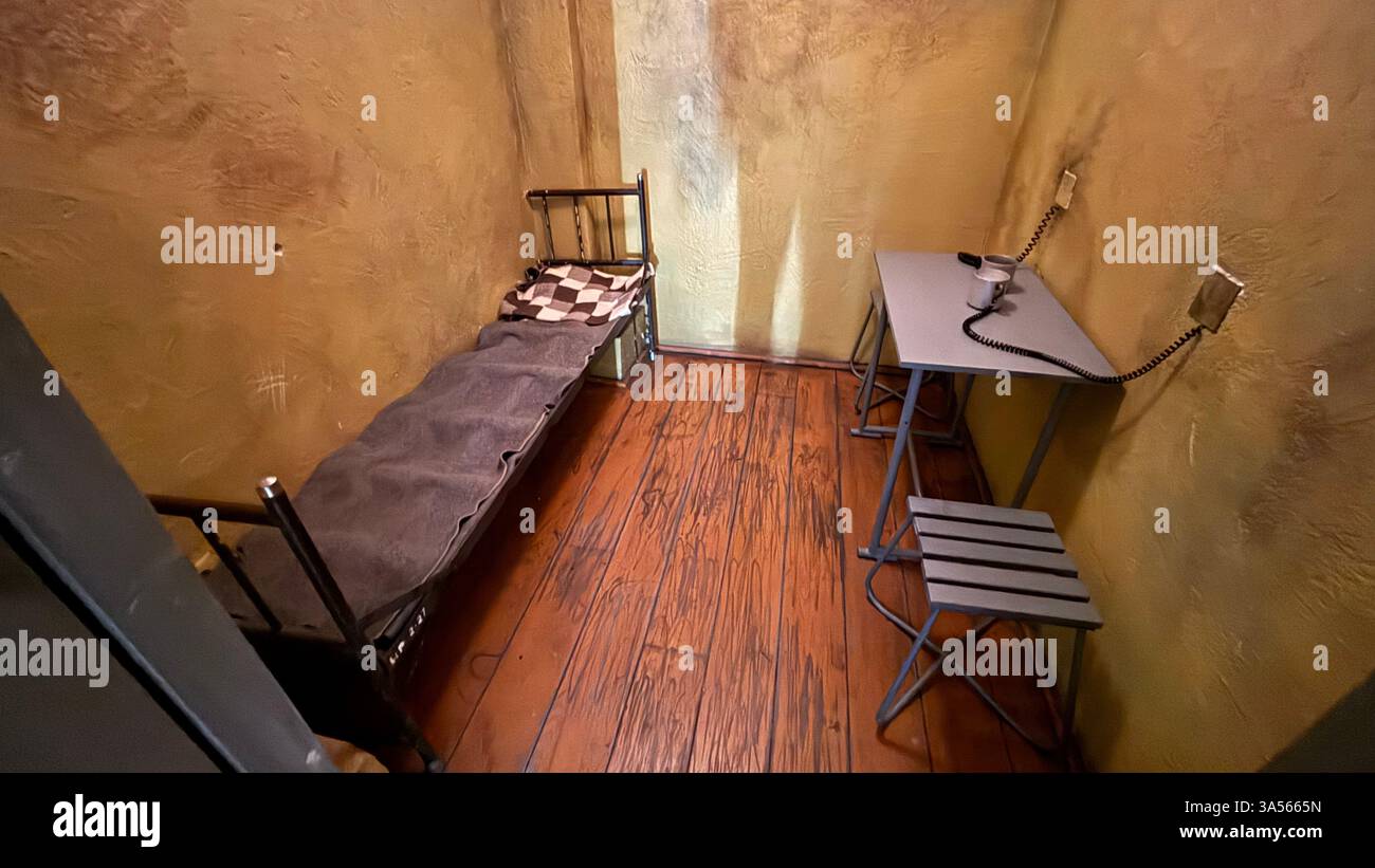 Cella oppressiva del vecchio edificio interno polacco d'epoca Foto Stock