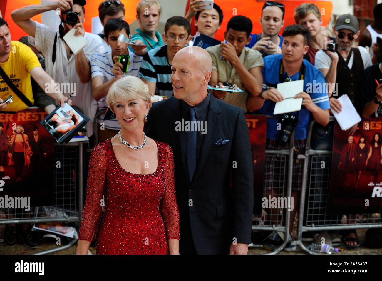 Londra, Inghilterra, 07.22.2013 Helen Mirren e Bruce Willis alla Red 2 European Premiere, Londra, 22.07.13 Foto Stock
