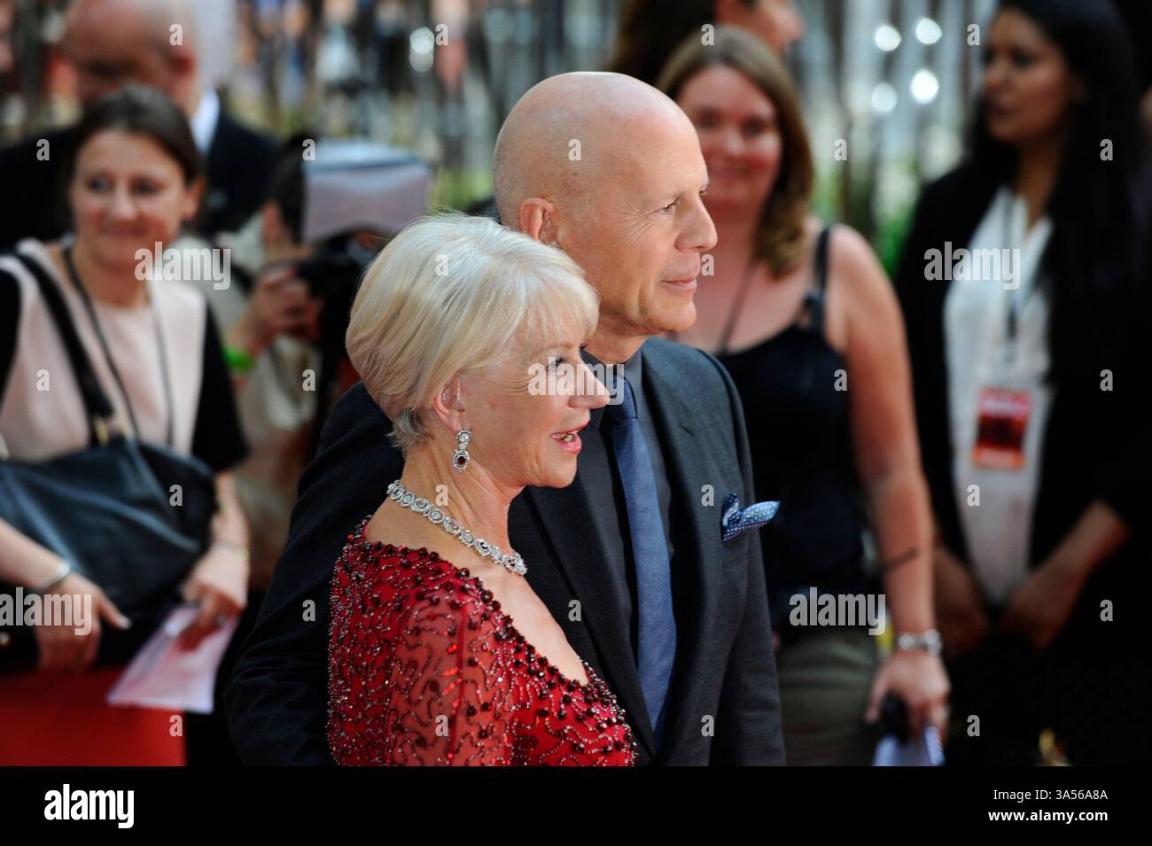 Londra, Inghilterra, 07.22.2013 Helen Mirren e Bruce Willis alla Red 2 European Premiere, Londra, 22.07.13 Foto Stock