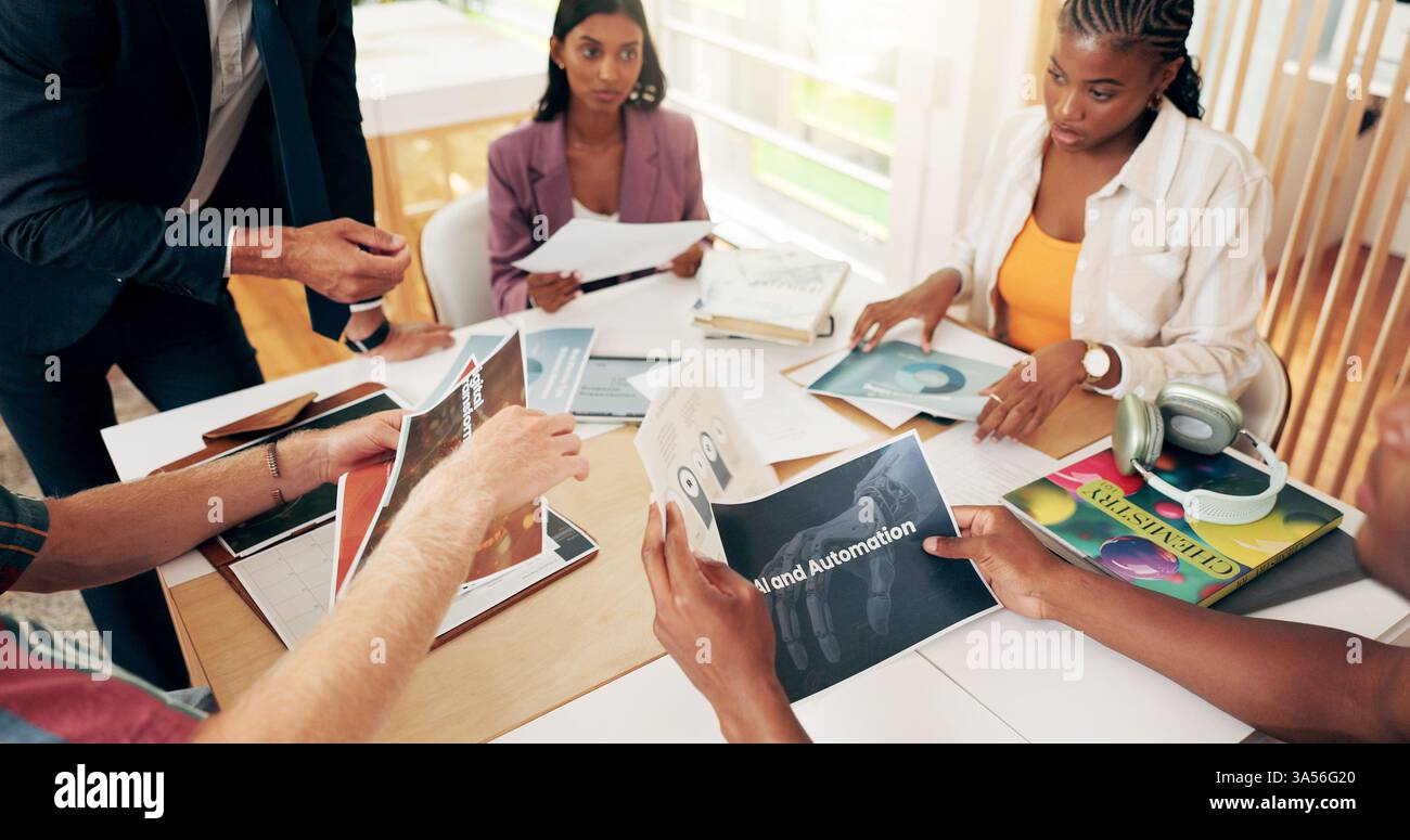 Pianificazione, progetti e persone aziendali in riunione con immagine per l'automazione dell'intelligenza artificiale o il networking iot. Agenzia di apprendimento automatico, lavoro di squadra e strategia per Foto Stock