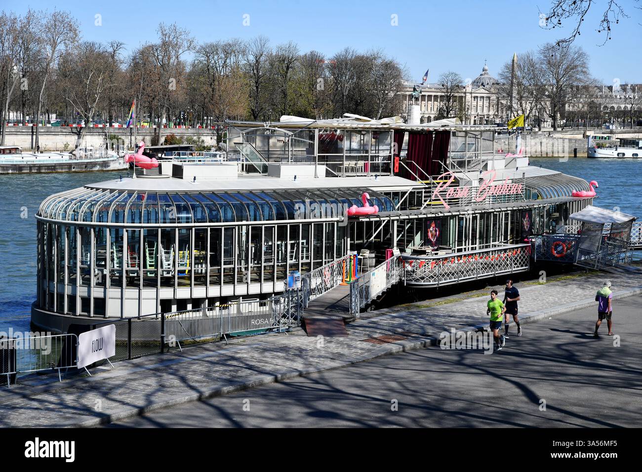 Rosa Bonheur sur Seine, un bar galleggiante, ristorante e luogo culturale (péniche) ormeggiato sulla Senna a Parigi Foto Stock