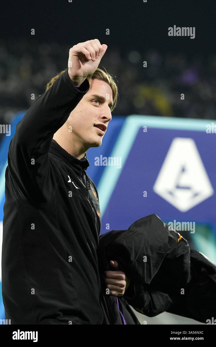 FiorentinaÕs Edoardo Bove saluta i tifosi durante la partita di serie A Enilive 2024/2025 tra Fiorentina e Inter - serie A Enilive allo Stadio Artemio Franchi - Sport, calcio - Firenze, Italia - giovedì 6 febbraio 2025 (foto di massimo Paolone/LaPresse) Foto Stock