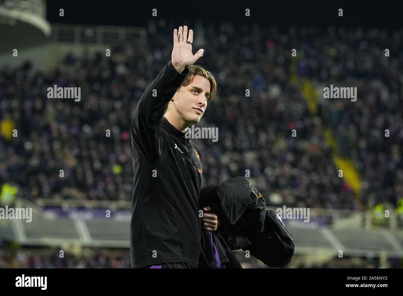 FiorentinaÕs Edoardo Bove saluta i tifosi durante la partita di serie A Enilive 2024/2025 tra Fiorentina e Inter - serie A Enilive allo Stadio Artemio Franchi - Sport, calcio - Firenze, Italia - giovedì 6 febbraio 2025 (foto di massimo Paolone/LaPresse) Foto Stock