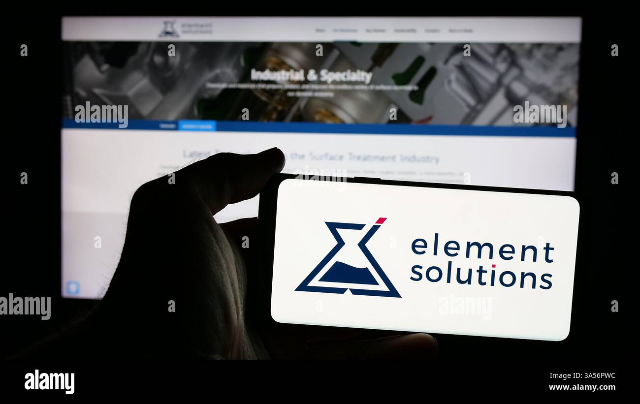 Stoccarda, Germania - 11-07-2024: Persona che detiene un telefono cellulare con il logo della società chimica statunitense Element Solutions Inc. Sullo schermo davanti alla pagina Web. Foto Stock
