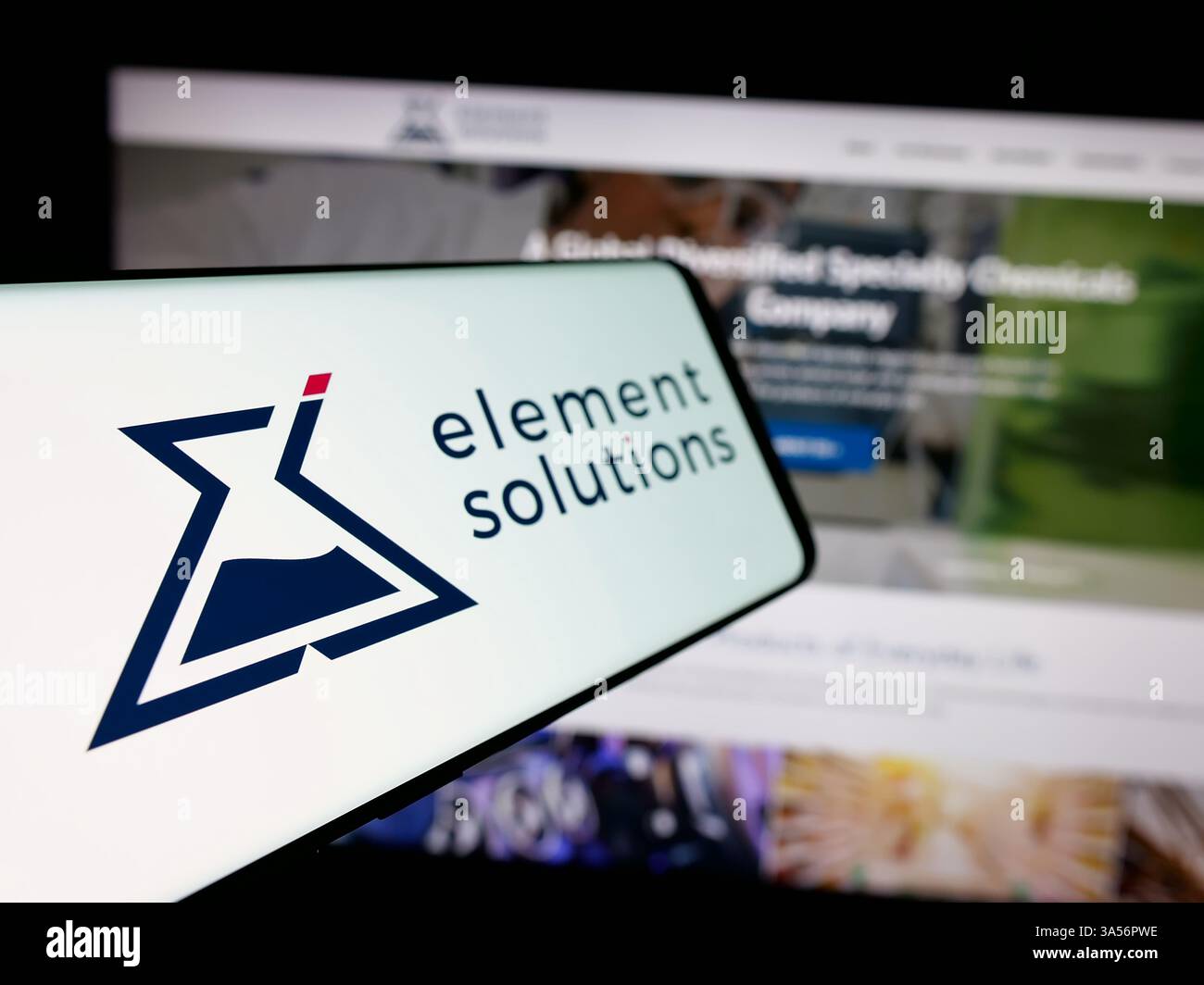 Stoccarda, Germania - 11-07-2024: Smartphone con logo della società chimica americana Element Solutions Inc. Sullo schermo davanti al sito Web. Foto Stock