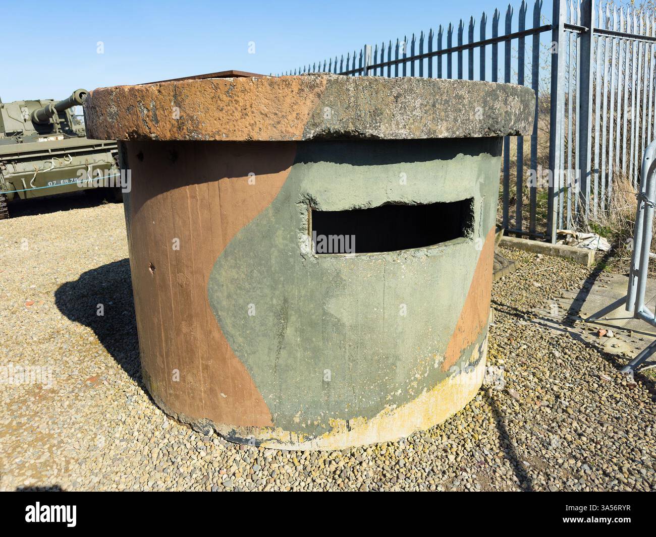 Scatola di pilastri in cemento mimetico della seconda guerra mondiale con mitragliatrice slo loophole tat NELSAM North East Land Sea & Air Museum sunderland regno unito Foto Stock