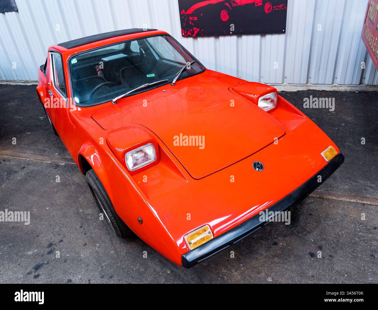 Auto sportiva britannica monoscocca in vetroresina Red Clan Crusader basata su equipaggiamento da corsa della Hillman Imp Sport al museo North East Land Sea & Air di sunderland Foto Stock