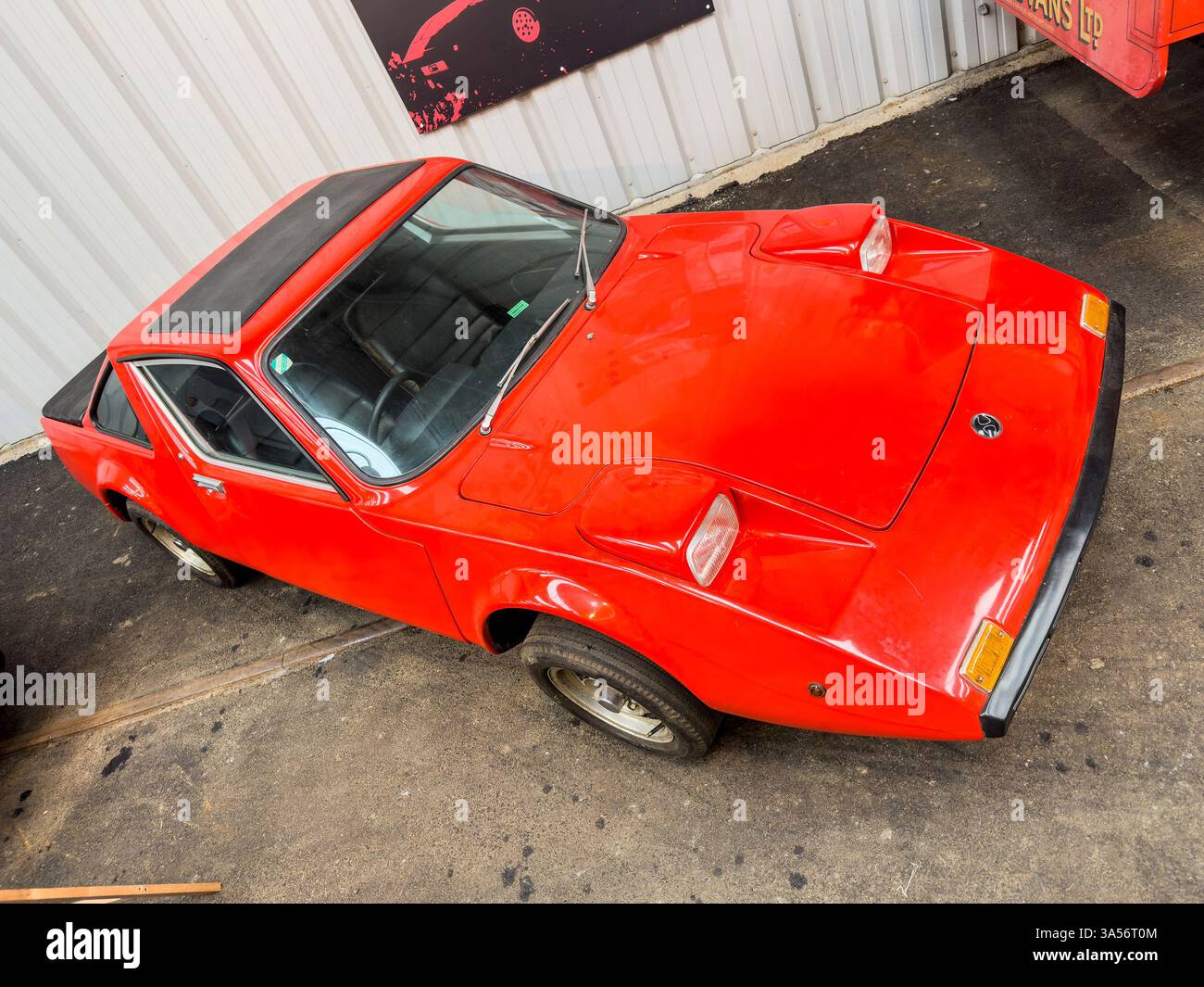 Auto sportiva britannica monoscocca in vetroresina Red Clan Crusader basata su equipaggiamento da corsa della Hillman Imp Sport al museo North East Land Sea & Air di sunderland - Immagine stock catturata con smartphone