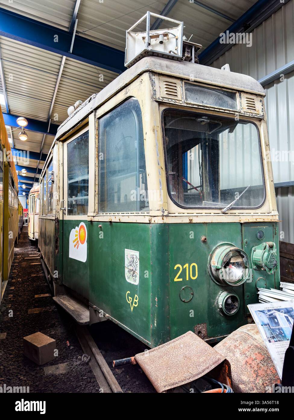 Tram d'epoca verde e crema numero 210 custodito all'interno di un deposito presso il NELSAM North East Land Sea & Air Museum - Immagine stock catturata con smartphone