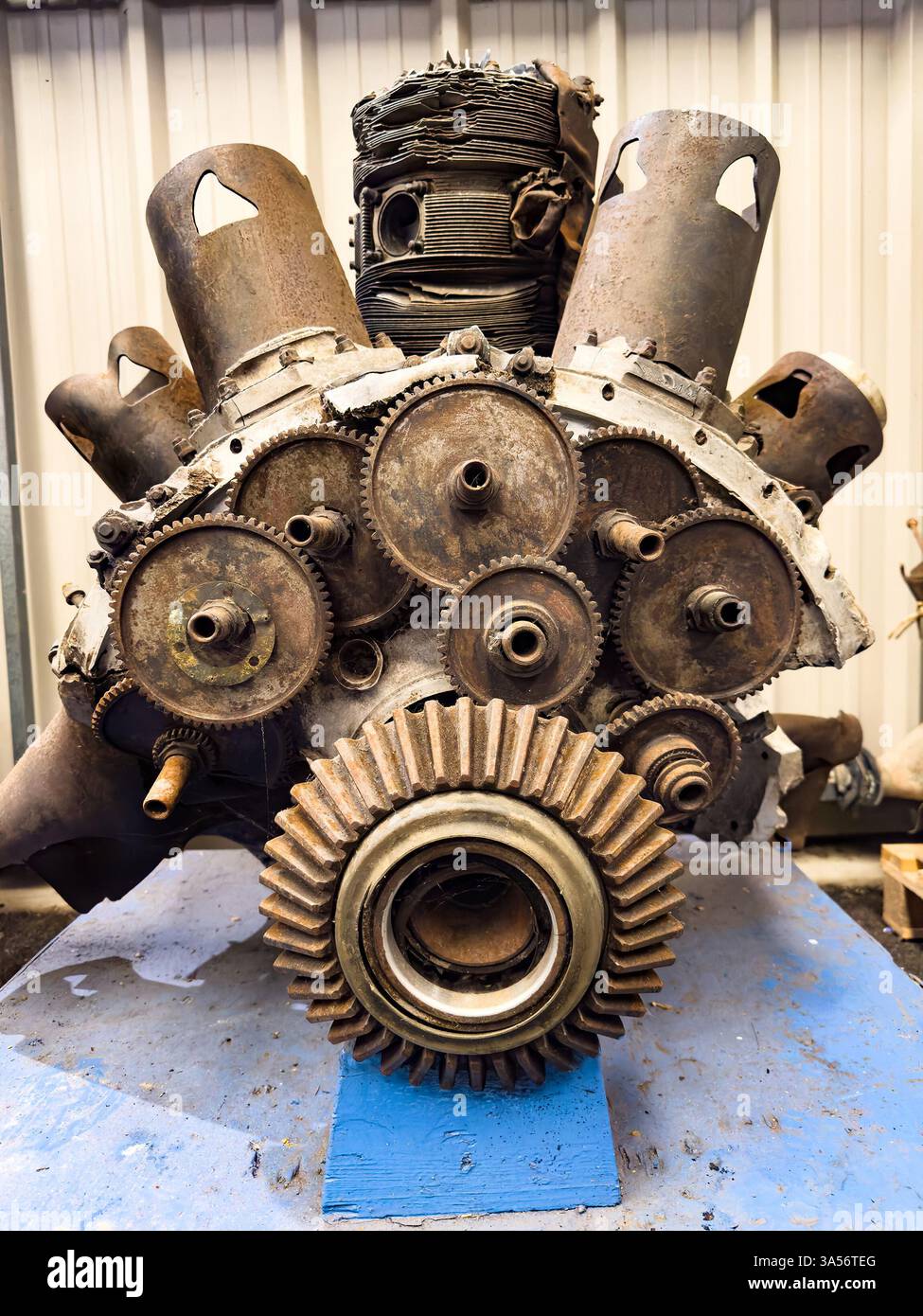 Meccanismo di ingranaggi per motori industriali pesanti d'epoca e parti di macchine in uno stand blu presso l'officina NELSAM del museo marittimo e aereo di terra nord-est - Immagine stock catturata con smartphone