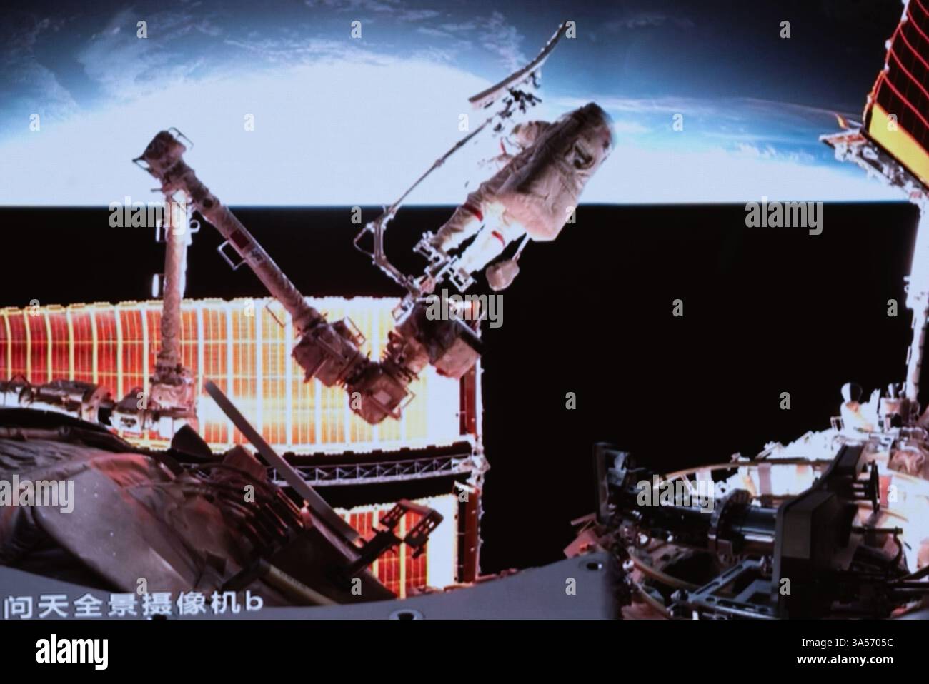 Pechino, Cina. 21 marzo 2025. Questa immagine acquisita al Beijing Aerospace Control Center il 21 marzo 2025 mostra l'astronauta Shenzhou-19 Cai Xuzhe che esegue attività stravaganti al di fuori della stazione spaziale cinese in orbita. PER ANDARE CON '1st LD-Writethru: Shenzhou-19 equipaggio completa terza attività stravaganti' crediti: Li Minggang/Xinhua/Alamy Live News Foto Stock