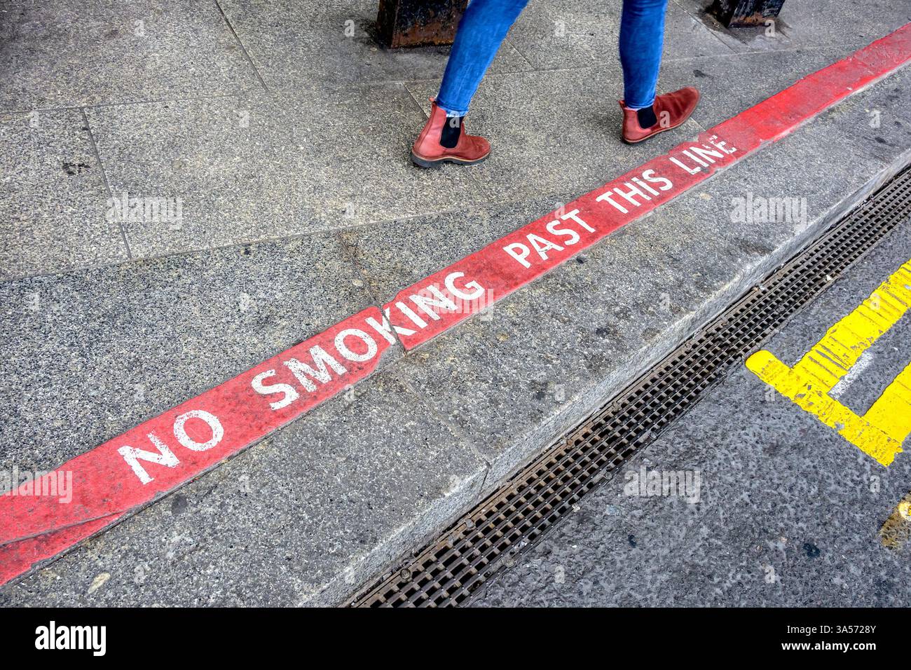 Londra, Regno Unito. Non fumare oltre questa linea di fronte alla stazione Victoria Foto Stock