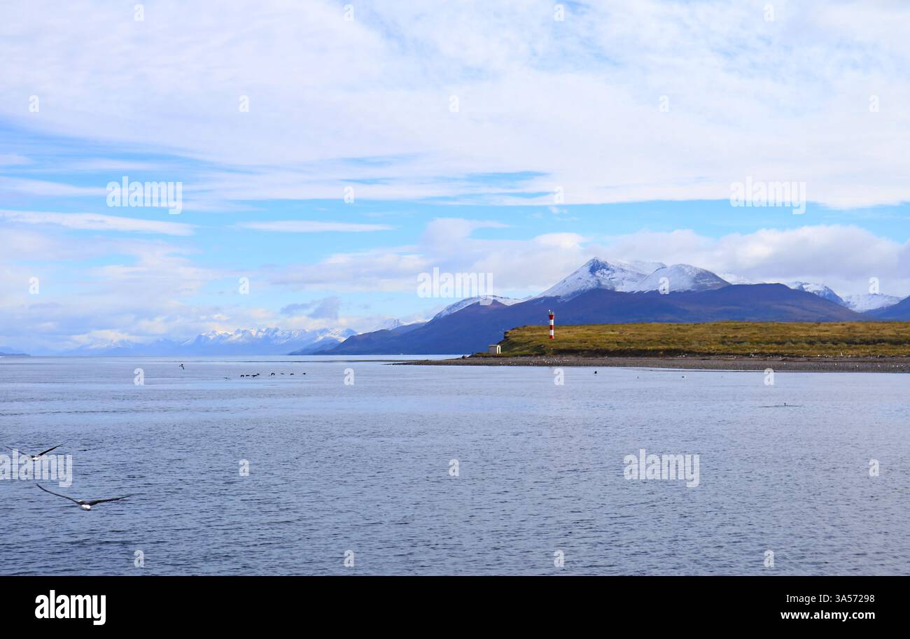 Impressionante vista del Canale di Beagle sulla rotta di crociera con le montagne innevate e isolette, Ushuaia, Terra del fuoco, Argentina, South Ame Foto Stock