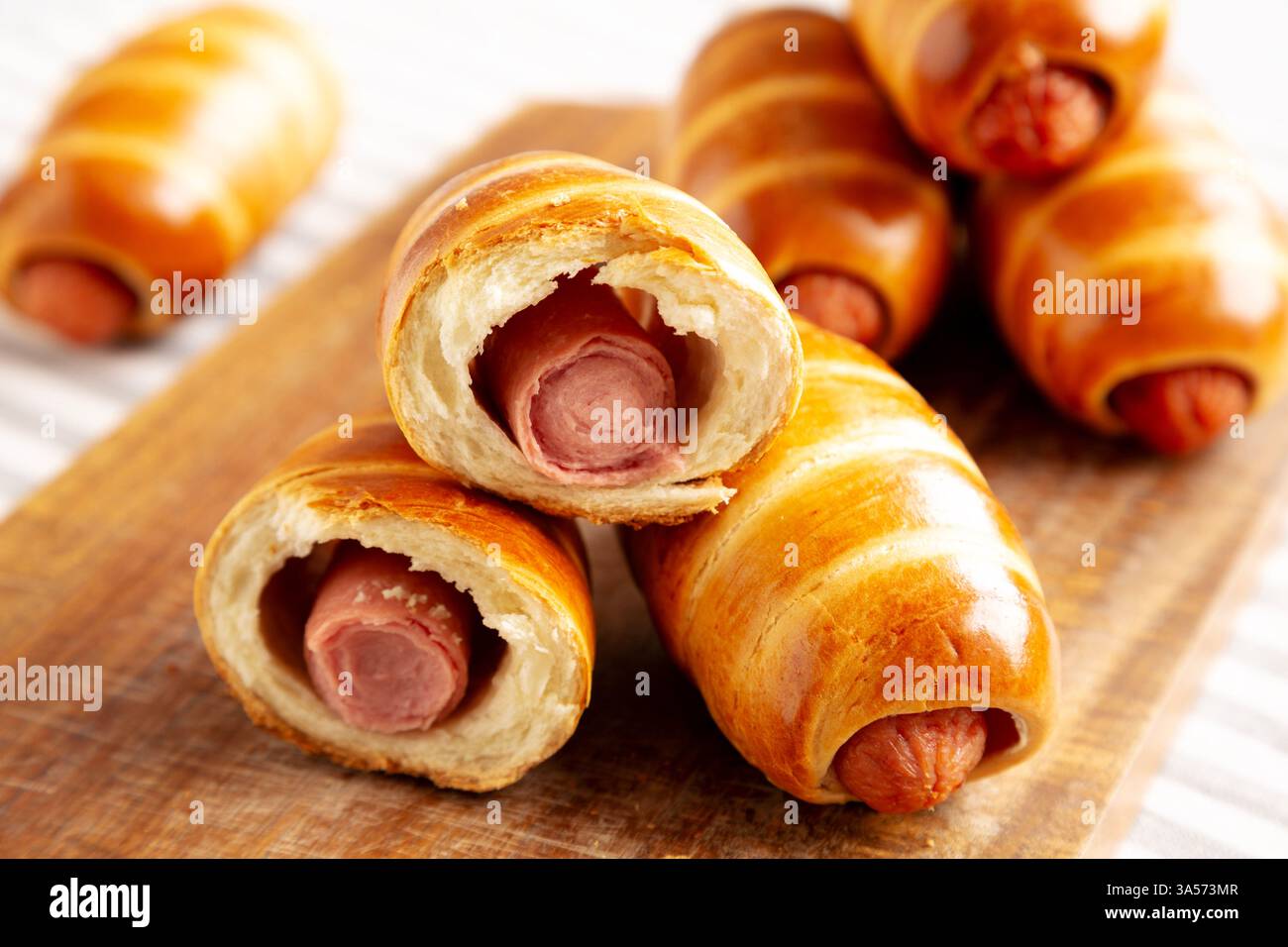 Kolache Rolls fatti in casa pronti da mangiare, vista laterale. Foto Stock