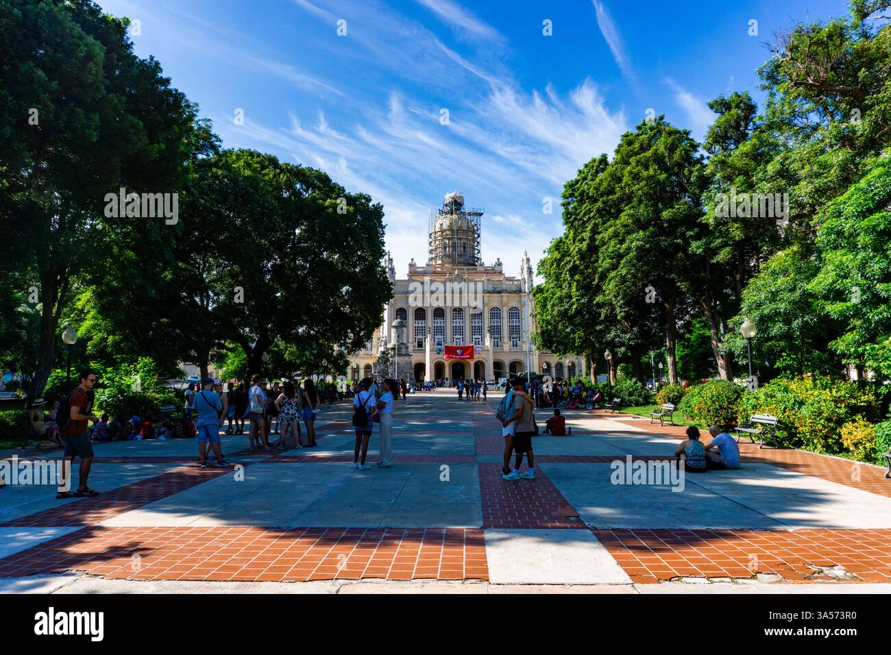 Una splendida fotografia di Plaza 13 de marzo e del Museo della Rivoluzione a l'Avana che mostra l'iconica architettura cubana, la vivace cultura e il ric Foto Stock