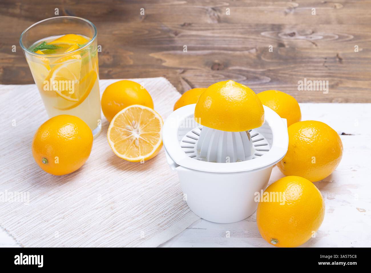 vista dall'alto della limonata fredda e degli agrumi Foto Stock