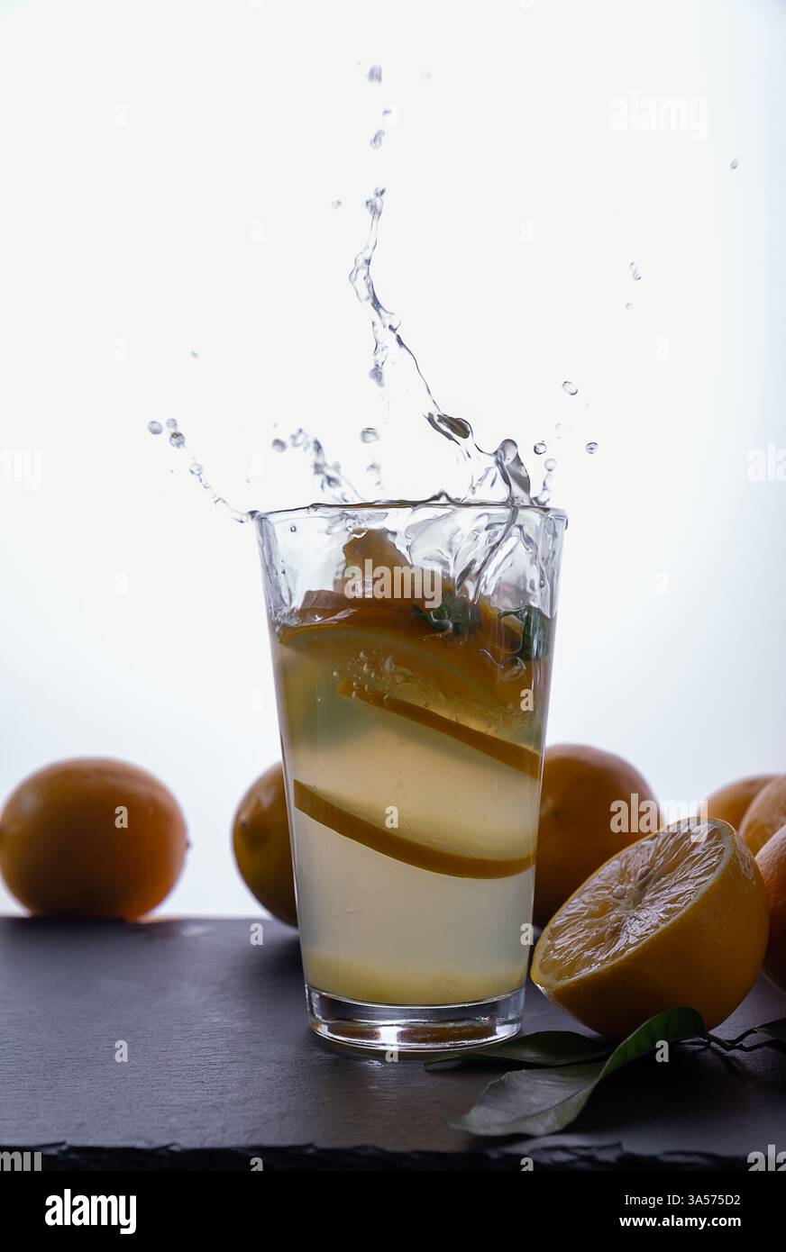 succo di agrumi. Vetro trasparente con limonata fresca Foto Stock