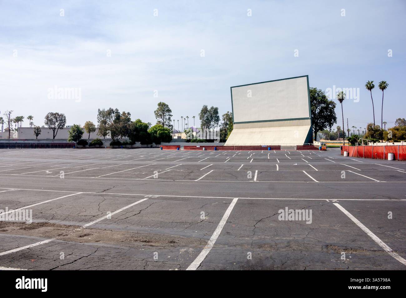 Riverside, California, Stati Uniti - 09-01-2020: Una vista del parcheggio e dello schermo del proiettore di un drive in Theatre. Foto Stock