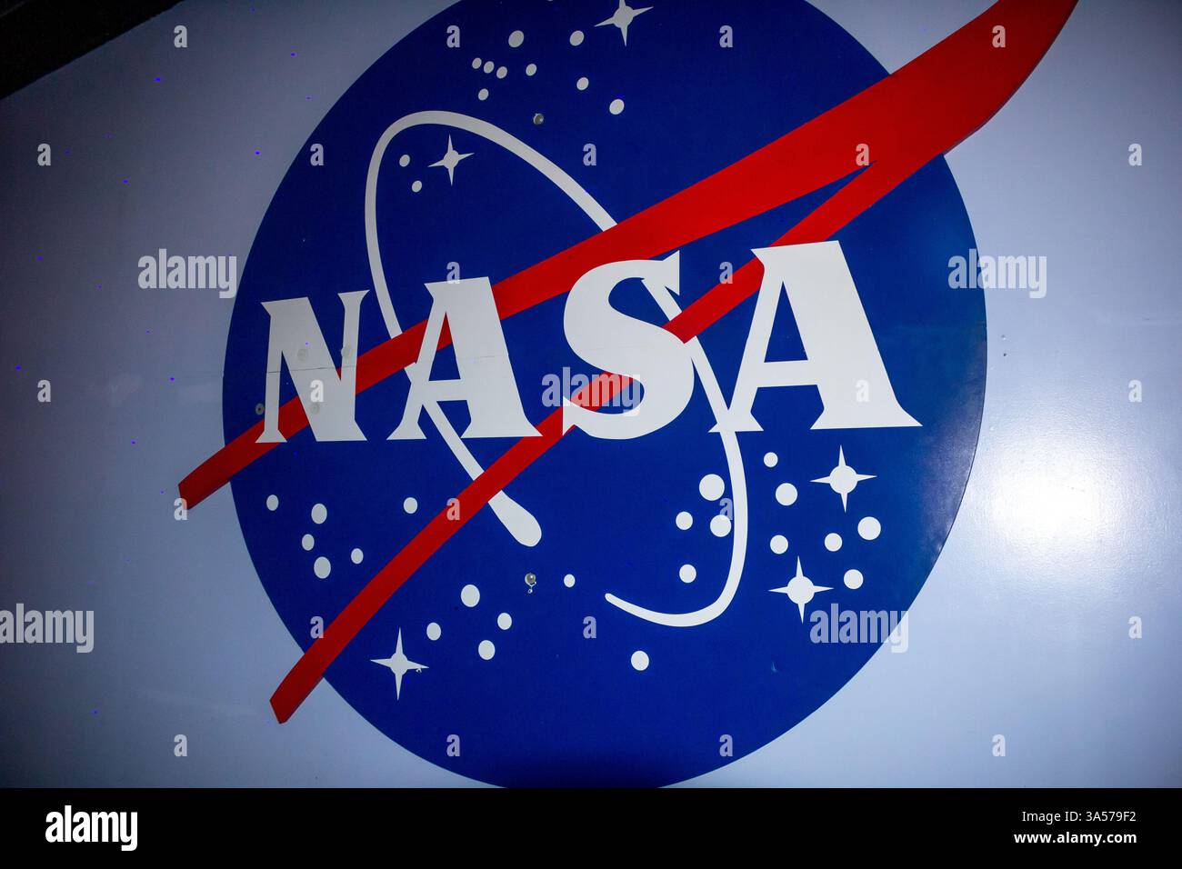 Riverside, California, Stati Uniti - 06-05-2019: Una vista del logo della NASA sul muro. Foto Stock