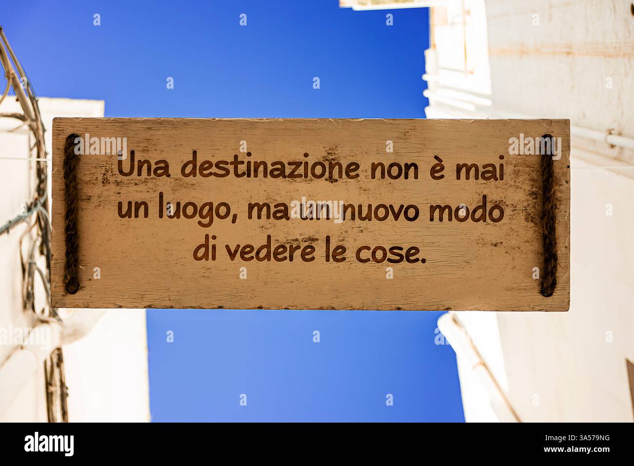 una tavola di legno promuove il concetto di cambiare i punti di vista Foto Stock