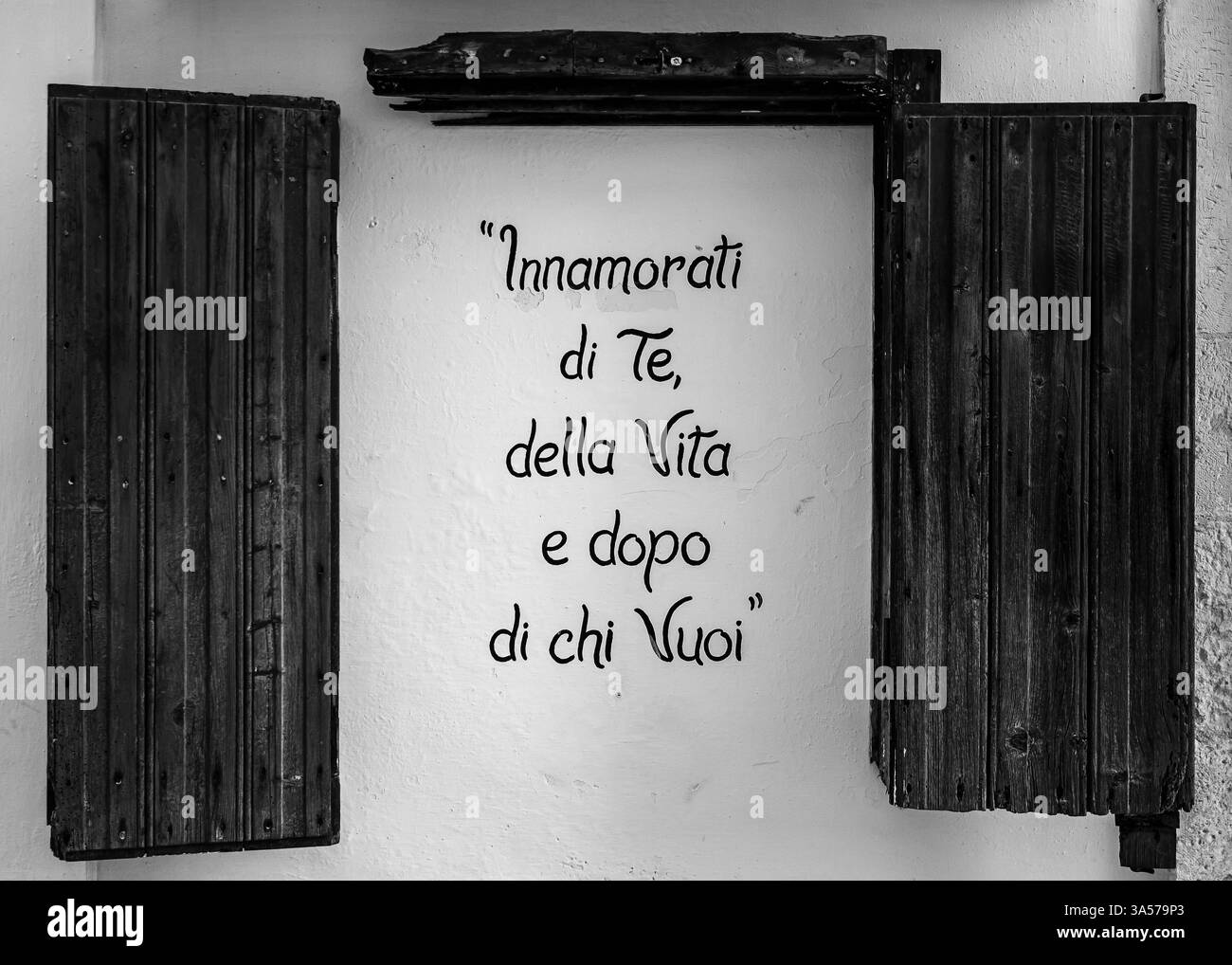 un messaggio decorativo su una parete consiglia di amare te stesso Foto Stock