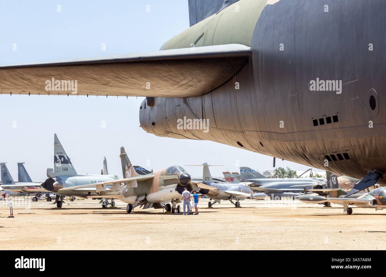 Riverside, California, Stati Uniti - 06-05-2019: Una visione delle persone che osservano un velivolo militare A-7D Corsair II in pensione. Foto Stock