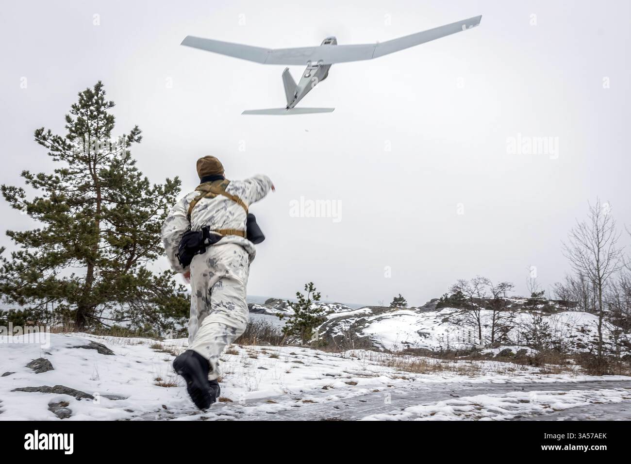 U.S. Navy Hospital Corpsman 1st Class Kepono Gowan, un corpsman di servizio indipendente per operazioni speciali con 2d Reconnaissance Battalion, 2d Marine Division, lancia un sistema di aerei senza equipaggio RQ-20 Puma durante l'operazione Baltic Sentry nel sud della Finlandia, 24 febbraio 2025. Baltic Sentry è un'attività di vigilanza rafforzata condotta dalla NATO nel Mar Baltico. I Marines statunitensi stanno fornendo sUAS e altre capacità basate su spedizioni volte a salvaguardare le infrastrutture critiche nel Mar Baltico attraverso una maggiore sorveglianza, lo scambio di informazioni e la consapevolezza marittima. L'abilità del corpo dei Marines di essere un expe Foto Stock