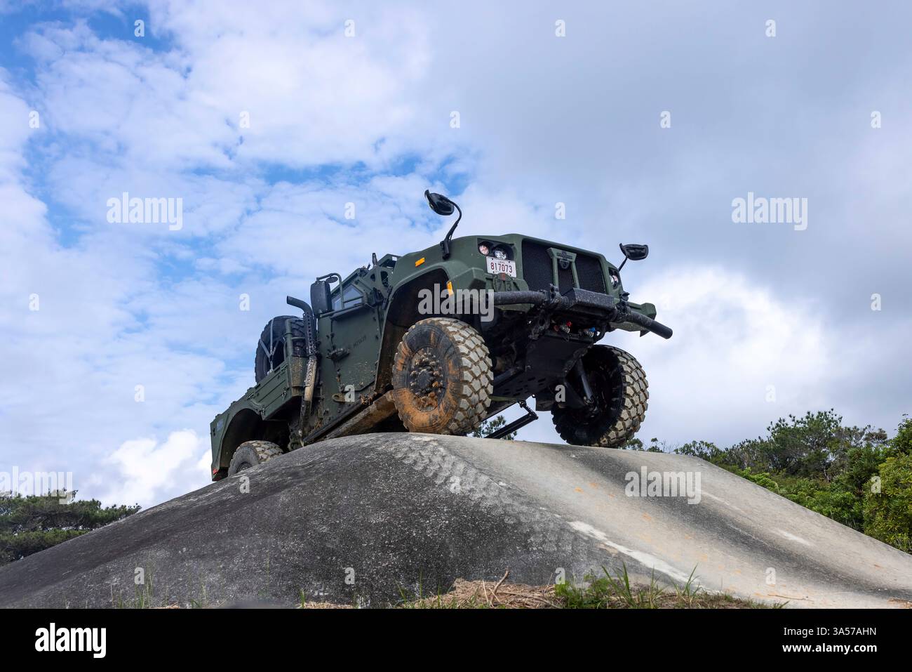 US Marines con 7th Communication Battalion, III Marine Expeditionary Force Information Group, manovrano un veicolo tattico leggero congiunto su un ostacolo durante un corso avanzato di operazioni con veicoli a motore a Camp Schwab, Okinawa, Giappone, 12 marzo 2025. L'AVMOC migliora la manovrabilità delle unità addestrando gli operatori dei veicoli a utilizzare veicoli tattici in terreni difficili e ambienti austeri. (Foto del corpo dei Marines degli Stati Uniti del Cpl. Michael Taggart) Foto Stock