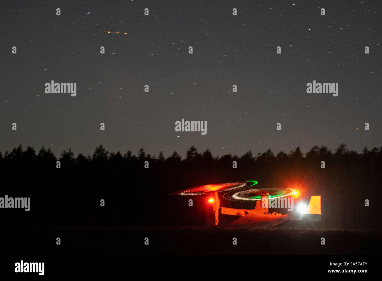 Un Marine statunitense V-22 Osprey con la 22nd Marine Expeditionary Unit (MEU) atterra durante un'esercitazione tattica di recupero di aeromobili e personale per un addestramento urbano realistico (RUT) a Camp Butner, Carolina del Nord, 17 marzo 2025. RUT, un'esercitazione ospitata dall'Expeditionary Operations Training Group (EOTG), è costituita da diversi scenari di addestramento che consentono al 22o MEU di addestrarsi come una task force aeronautica terrestre marina coesiva. L'EOTG addestra le unità della II Marine Expeditionary Force in preparazione dei prossimi schieramenti a sostegno dei comandi combattenti geografici. (Foto del corpo dei Marines degli Stati Uniti di Lance Cpl. Kyle Bas Foto Stock