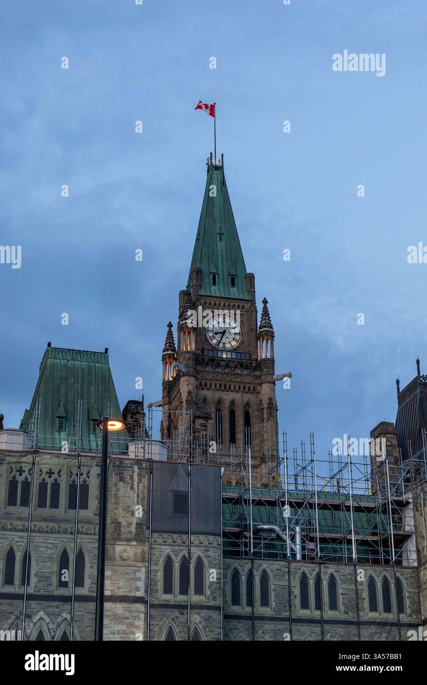 Ottawa, Canada - 16 maggio 2024: Parlamento del Canada a Ottawa in restauro la sera Foto Stock