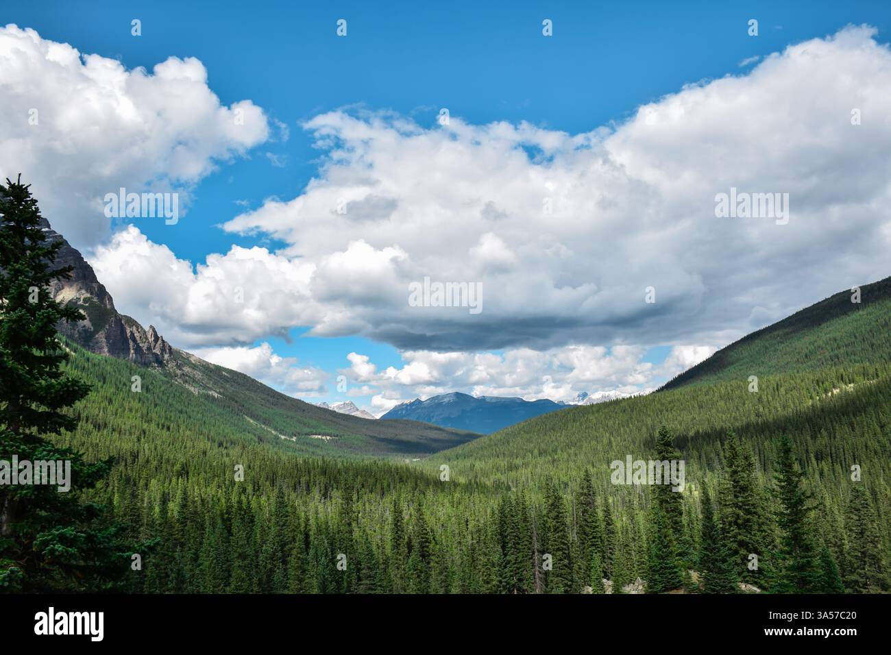 Paesaggio con colline montagne e cielo blu con soffici nuvole bianche Foto Stock