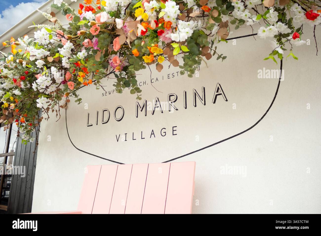 Newport Beach, California, Stati Uniti - 06-08-2019: Una vista di una facciata fotografica di Instagram e del logo del Lido Marina Village. Foto Stock