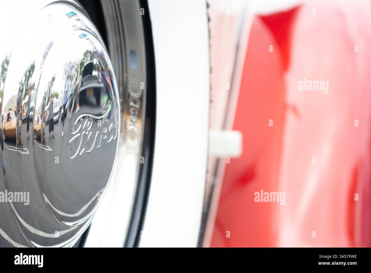 Santa Ana, California, Stati Uniti - 06-08-2019: Una vista ravvicinata di una classica ruota a carte Ford vintage e coprimozzo. Foto Stock